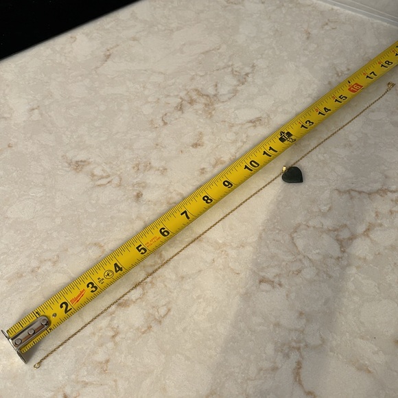 Green stone heart necklace with 18” gold toned chain - Picture 4 of 4